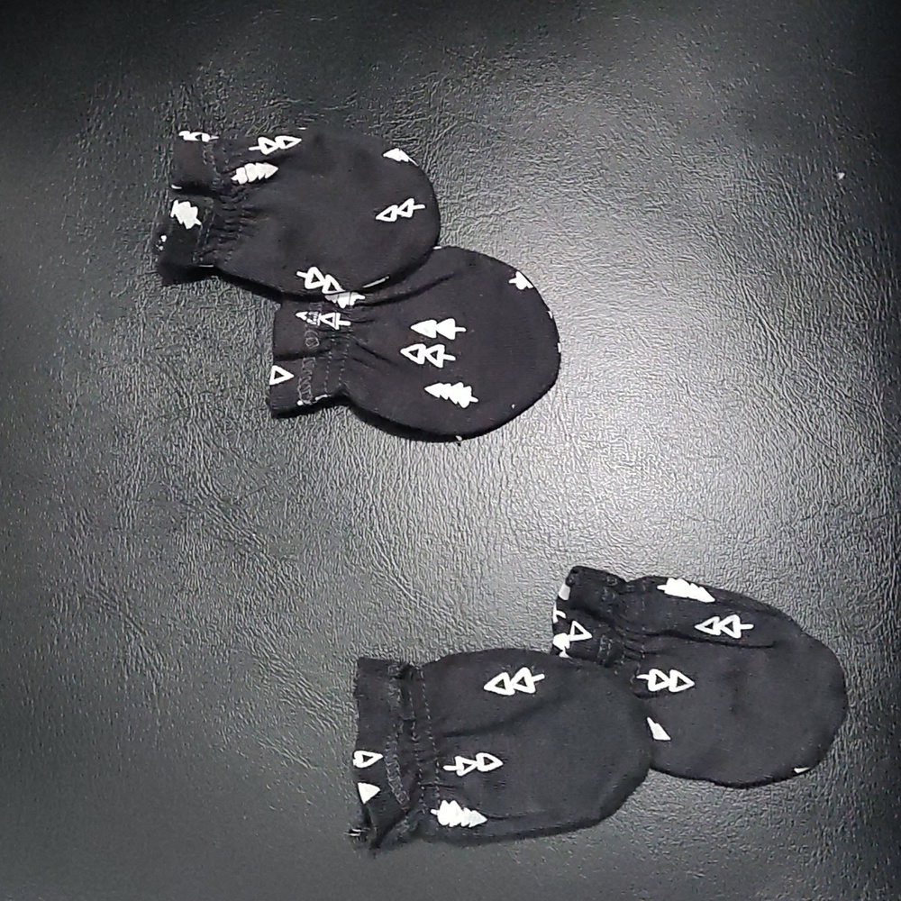 2 pair Black with white Christmas tree Infant mittens